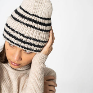 Handknite beanie in off-white and black