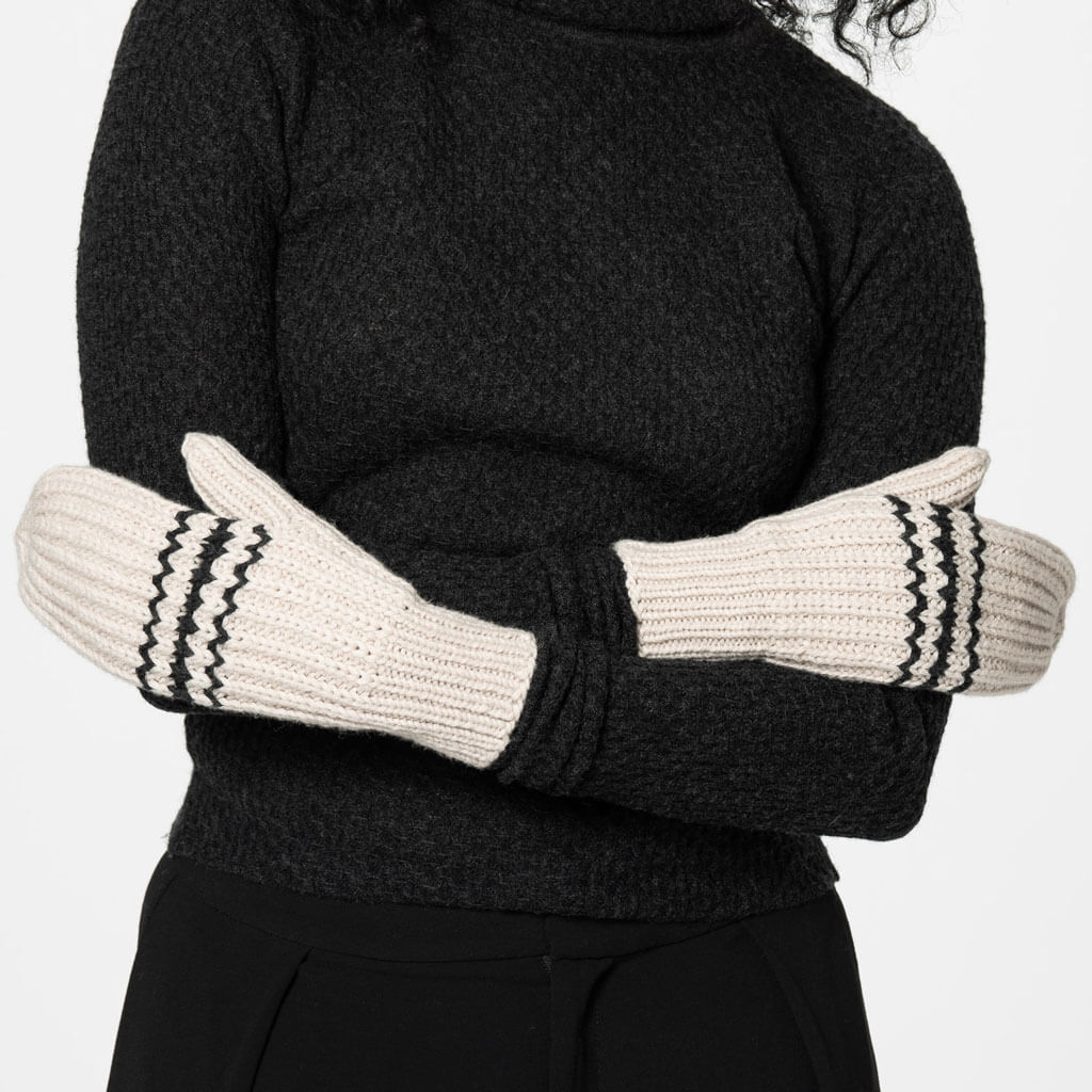 Striped mittens in black and white.