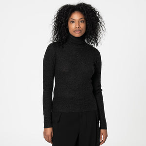 Slim fit turtleneck sweater with no itch