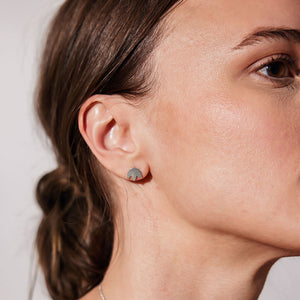 Simple mod flower stud earring