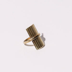 Moden, rectangle ring in brass.