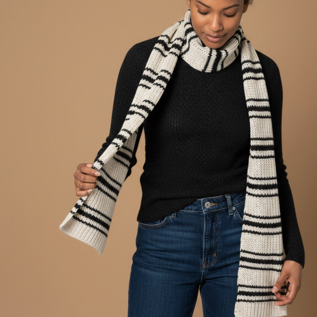 Long striped scarf in black and white
