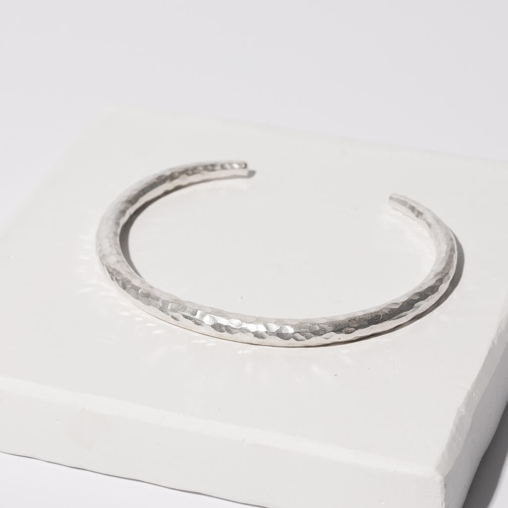 Modern, organic-shaped statement jewelry by Mulxiply