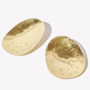Oyster shaped earrings in brass by Mulxiply
