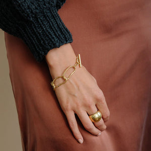 Bold and elegant, this chunky chain bracelet is a dramatic conversation piece you'll have for a lifetime.