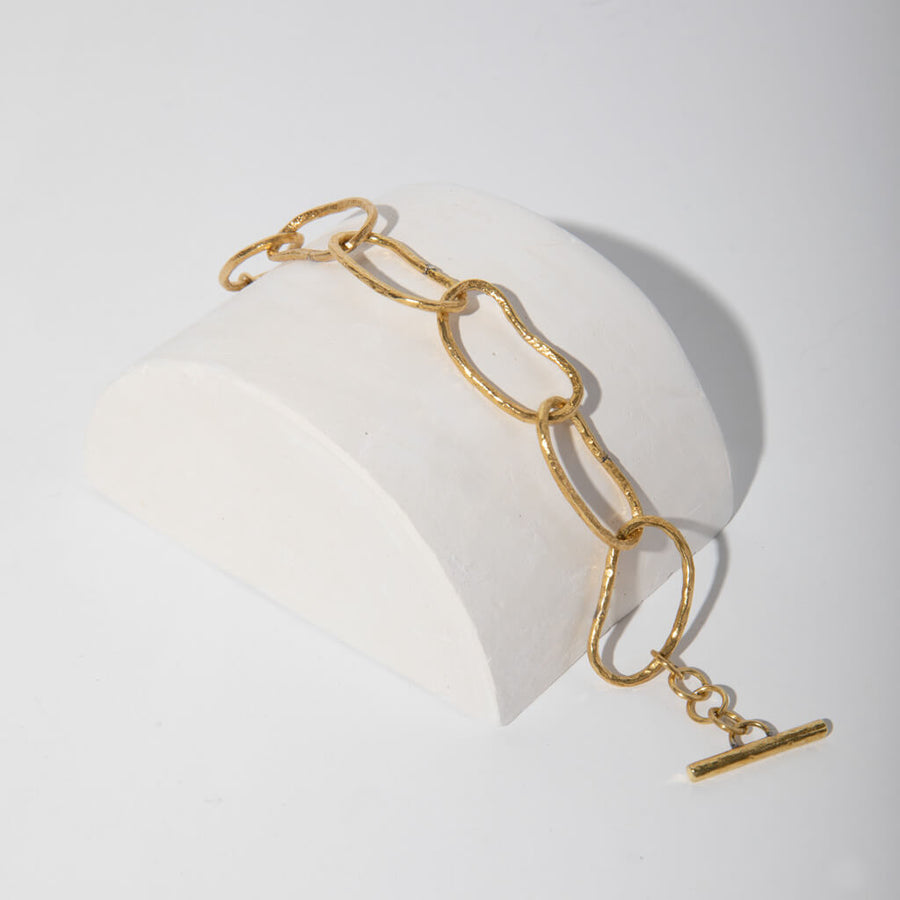 Bold and elegant, this chunky chain bracelet is a dramatic conversation piece you'll have for a lifetime.