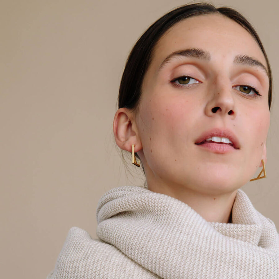 Effortless geometric hoop earrings.