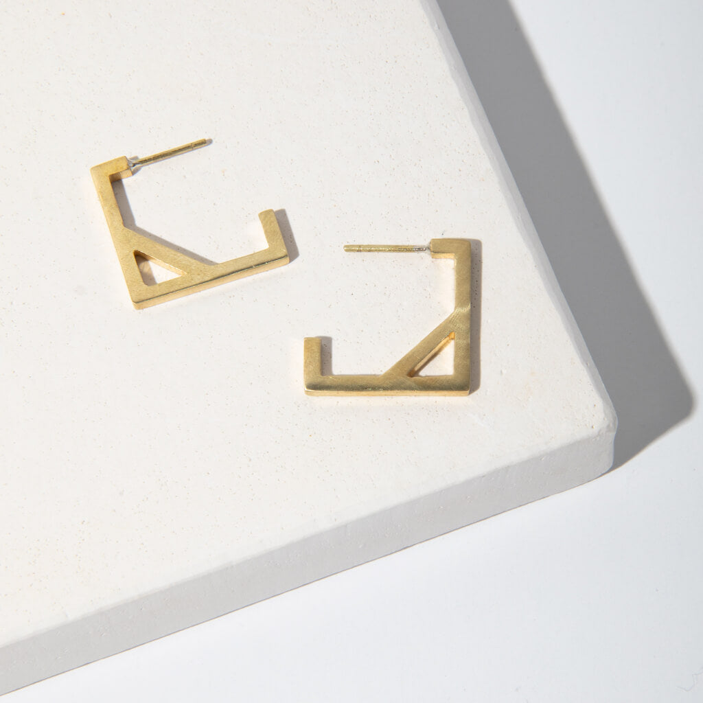 Effortless geometric hoop earrings.